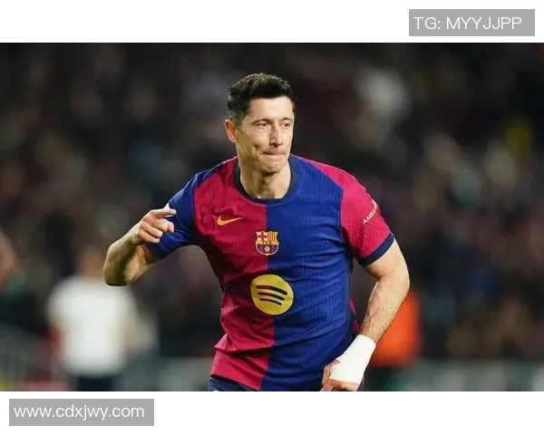 77号足球明星后腰的传奇之路与荣耀时刻揭秘 77号足球明星后腰的传奇之路与荣耀时刻揭秘