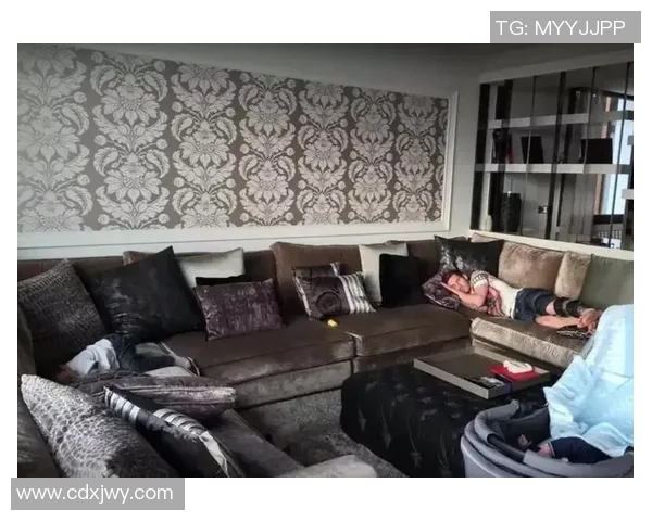 足球明星在巴塞罗那奢华豪宅中的生活与训练揭秘 足球明星在巴塞罗那奢华豪宅中的生活与训练揭秘