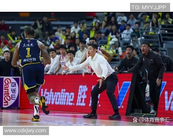 重庆篮球队比赛经验引发热议球迷对战术选择和球员表现的争论不断