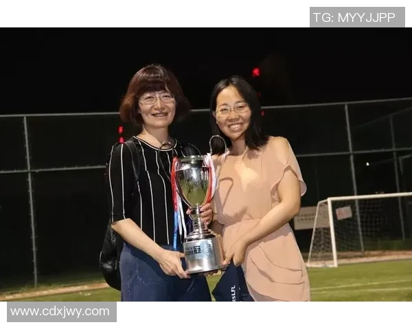 重庆足球队的奋斗历程与冠军赛背后的故事揭秘